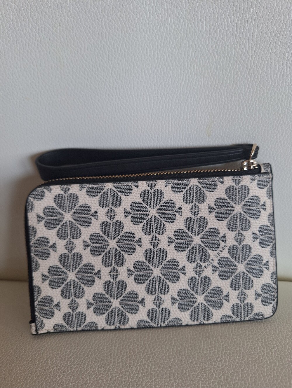 Kate Spade Black & White Flower Small L-zip Wrislet EUC - Picture 3 of 7